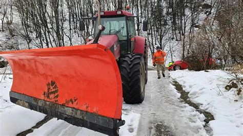 Zimowy krajobraz z ciągnikiem rolniczym przygotowanym do pracy