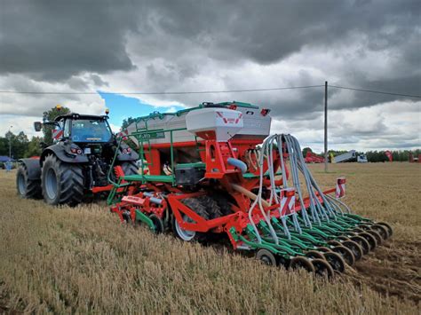 zbliżenie na panel sterowania ścieżkami technologicznymi siewnika