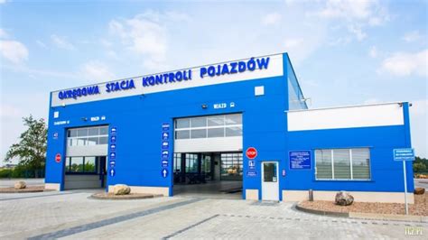 zdjęcie stacji kontroli pojazdów z pojazdem ciężarowym na stanowisku diagnostycznym