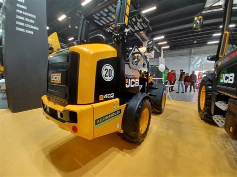 Widok na kluczowe komponenty ładowarki JCB 403: silnik Kubota, osie ZF, pompy hydrauliczne Bosch Rexroth