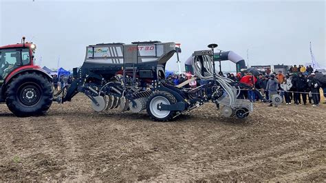 Tematyczne zdjęcie agregatu Agro-Tom w pracy na polu