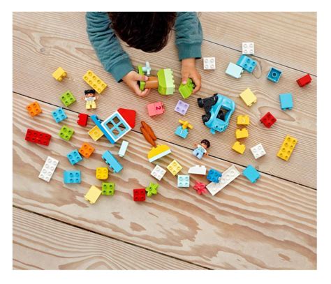 zdjęcie biurka z posortowanymi klockami LEGO