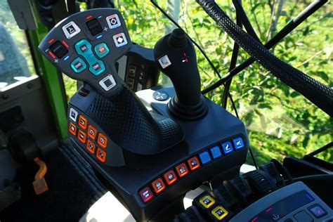 Widok panelu sterowania lub joysticka ładowarki Bobcat 843