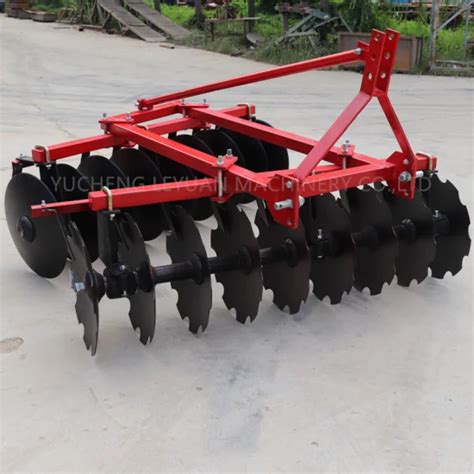 Infographic or diagram showing the structure of the Metal-Fach disc harrow with key dimensions (width, disc diameter, roller diameter).