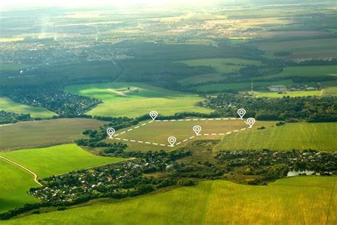 Ilustracja dużej, niezabudowanej działki rolnej w trakcie przygotowania do uprawy