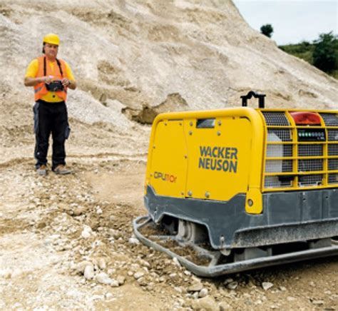 Thematyczne zdjęcie przedstawiające maszyny budowlane Wacker Neuson w akcji oraz logo firmy