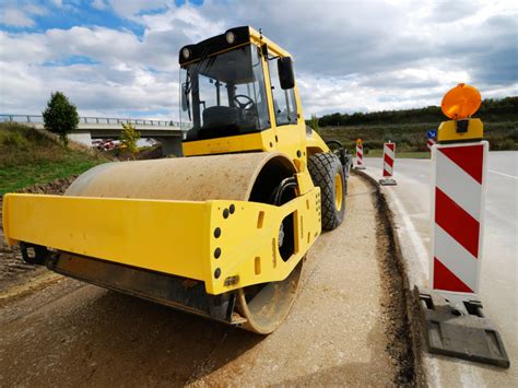 zdjęcie samojezdnego walca wibracyjnego w pracy na drodze