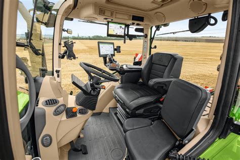 Wnętrze kabiny Fendt z panelem Varioterminal i ergonomicznie rozmieszczonymi elementami sterowania