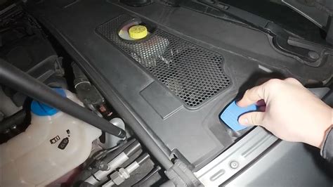 Schemat przedstawiający lokalizację zbiorniczka płynu spryskiwaczy w typowej kabinie ładowarki JCB