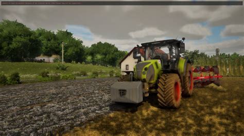Pług podłączony do ciągnika podczas orki pola w Farming Simulator 17