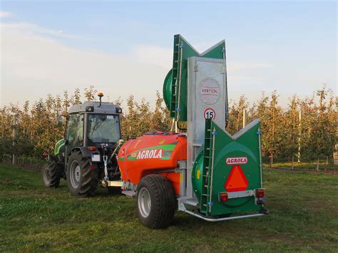 zdjęcie opryskiwacza Agrola Vertical w pracy, ukazujące strumień oprysku