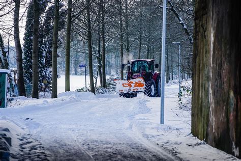 Pług skrętny w pozycji kątowej odgarniający śnieg na pobocze