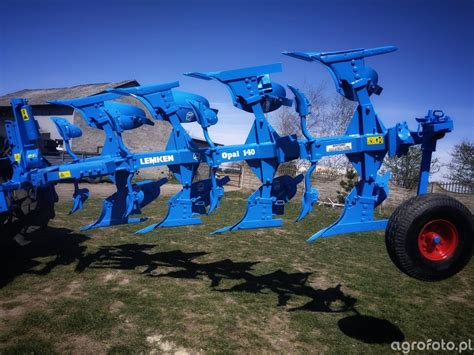 Zdjęcie pługa Lemken Opal 090 w akcji na polu.