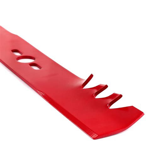 Zbliżenie na nóż mulczujący z widocznymi ostrymi krawędziami