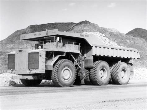 Fotografia zabytkowej ciężarówki Terex 33-19 Titan wystawionej jako eksponat