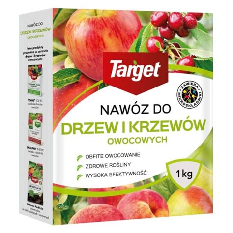 Thematyczne zdjęcie sadu z rzędami drzew owocowych, ilustrujące potrzebę precyzyjnego nawożenia