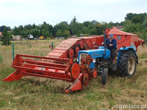 The Bizon Z020 Zagon combine attached to a Ursus C-360 tractor, showing its semi-mounted design.