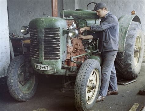 Zetor 50 Super podczas prac serwisowych