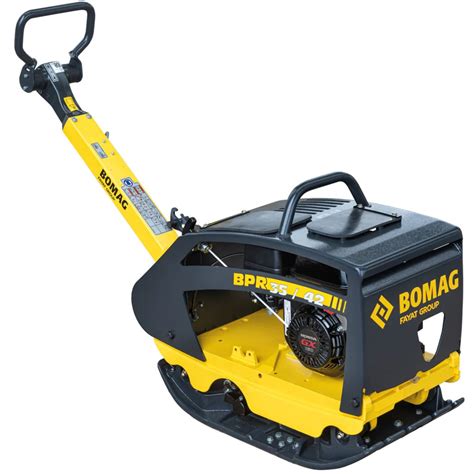 Zagęszczarka BOMAG BMP 851 podczas pracy na placu budowy