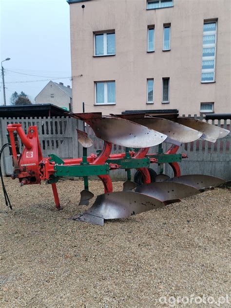 Tematyczne zdjęcie pługa Kverneland 3-skibowego pracującego na polu