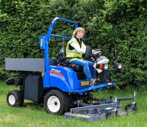 Infographic showing key features of the Iseki SF225 mower (front deck, collection, engine)