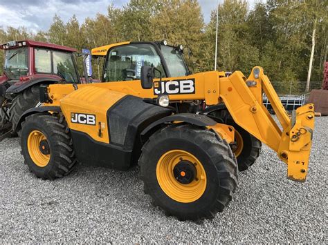 Ładowarka przegubowo-teleskopowa JCB TM180 w akcji