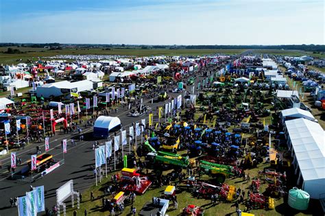 zdjęcie ciągnika Lovol M1104 Premium na targach Agro Show Bednary 2023