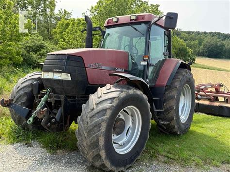 zdjęcie ciągnika Case IH MX135 podczas pracy w polu