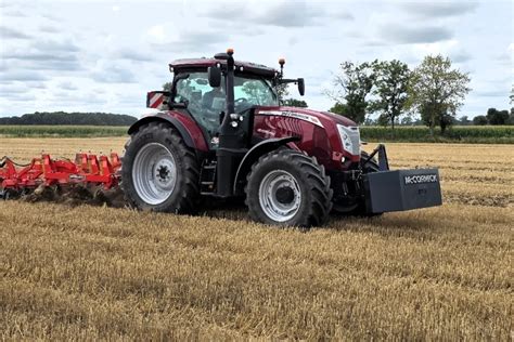 zdjęcie ciągnika McCormick MTX125 podczas pracy w polu