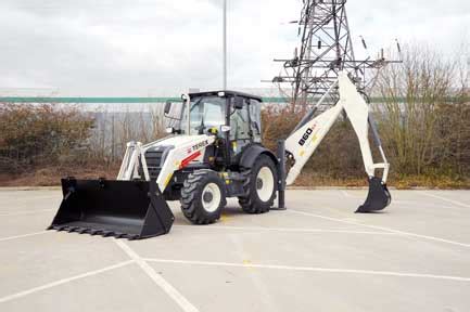 Fotografia koparkoładowarki Terex 860SX pracującej przy murach zamku w Malborku