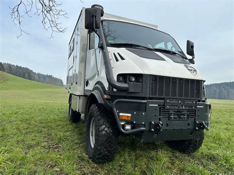 Zdjęcie przedstawiające terenowy pojazd Bremach T-Rex w warunkach off-roadowych