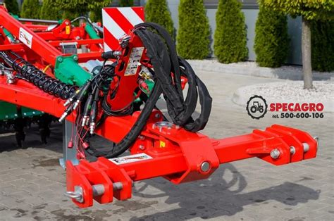 zdjęcie agregatu podorywkowego typu ślimak Staltech w akcji na polu