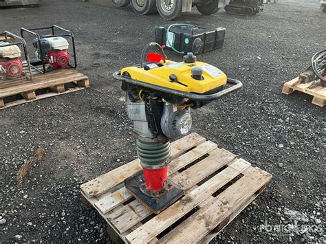 zdjęcie ubijaka stopowego Wacker Neuson BS60-2 w trakcie pracy na budowie