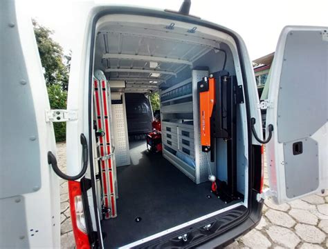 Zdjęcie kompleksowo wyposażonego samochodu serwisowego Interhandler