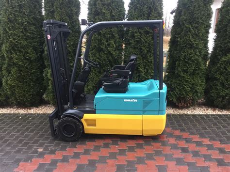Wózek widłowy elektryczny Komatsu w akcji w magazynie