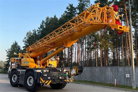 Dźwig samojezdny w akcji podczas prac budowlanych