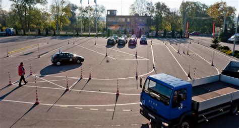 Kursanci ćwiczący obsługę żurawia na placu manewrowym