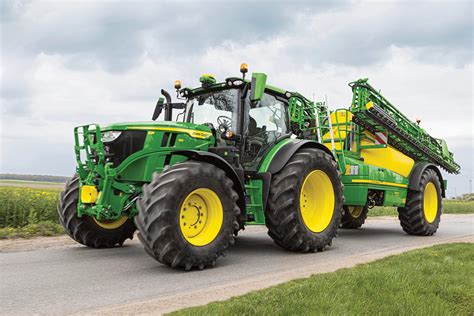 Tematyczne zdjęcie ładowacza czołowego John Deere w pracy na polu