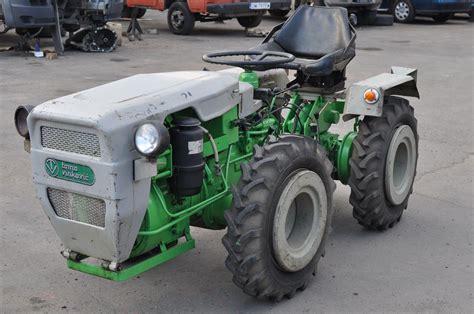Zdjęcie przedstawiające traktor ogrodowy z różnym osprzętem