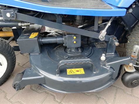 Zdjęcie przedstawiające szczegóły traktorka Iseki SXG 323+, np. silnik lub panel sterowania