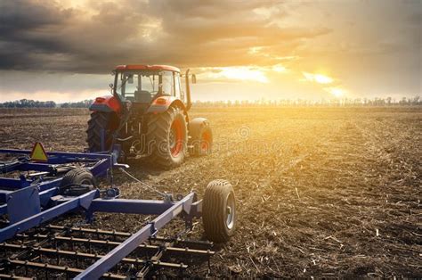 Thematic photo of an Ursus 904 agricultural tractor working in the field