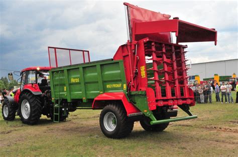 Thematic photo of a Pronar Heros manure spreader in operation on a field