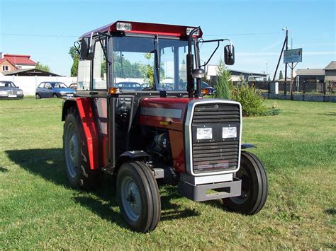 Infografika przedstawiająca cechy nowoczesnych ciągników Massey Ferguson (kabina, silnik, przekładnia)