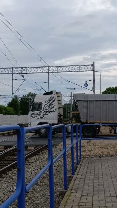 zdjęcie ciągnika siodłowego Volvo FH12 w akcji