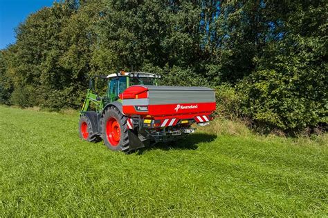 Thematic photo of a Kverneland Exacta fertilizer spreader in action in a field