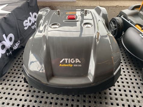zdjęcie robota koszącego STIGA Autoclip 530 SG z widocznymi sensorami i panelem sterowania