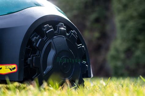 zdjęcie profesjonalnych robotów koszących Cub Cadet