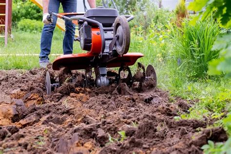 Schemat przedstawiający różne typy glebogryzarek: spalinową, elektryczną, ciągnikową i ręczną.