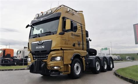 Wieża z komponentami hydraulicznymi i pneumatycznymi w MAN TGX 41.640 8x4/4
