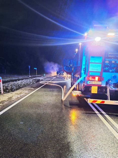 Wnętrze nowoczesnej kabiny ciągnika siodłowego z miejscem sypialnym i panelem sterowania